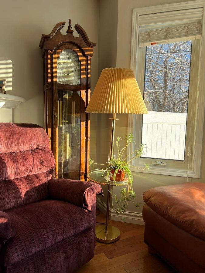 Lovely Comfy Home Private Bath In Central YYC Exterior foto