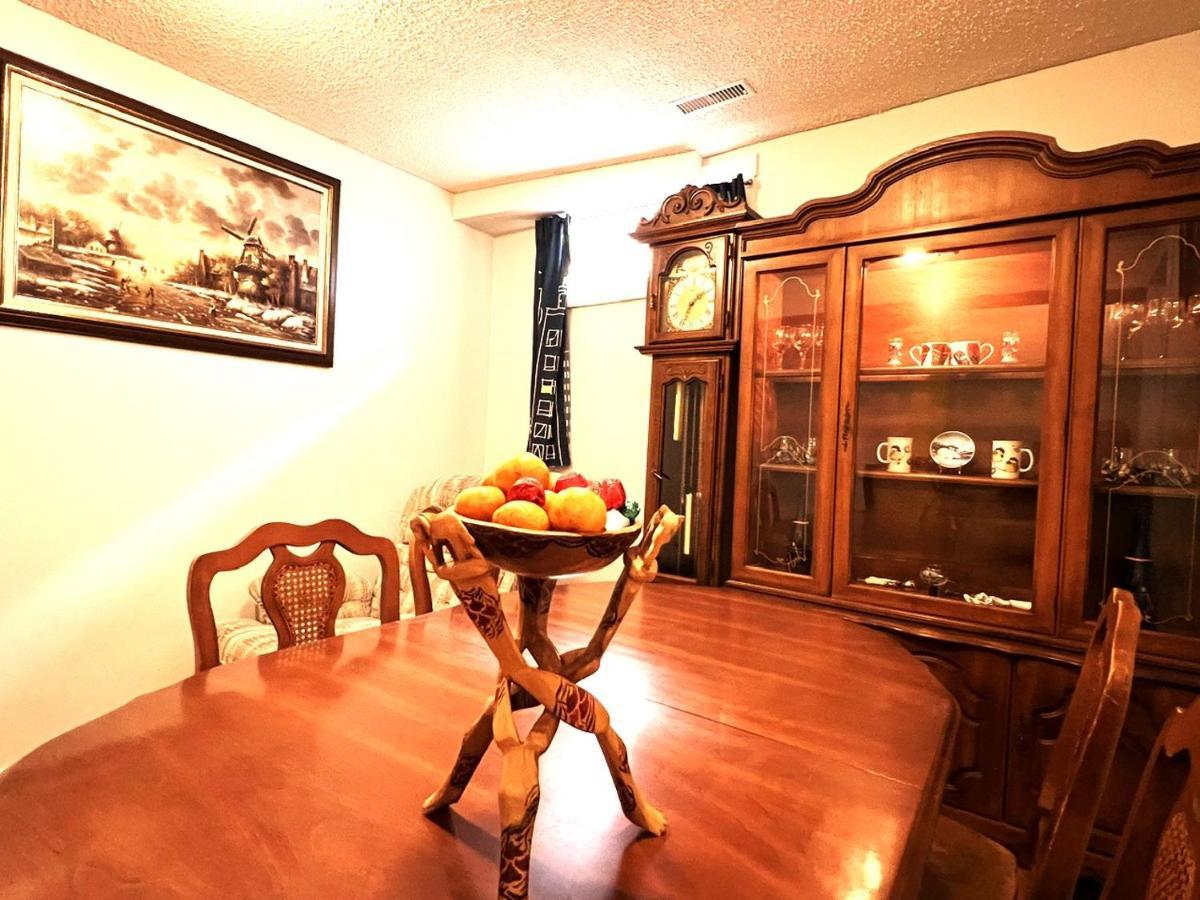 Lovely Comfy Home Private Bath In Central YYC Exterior foto